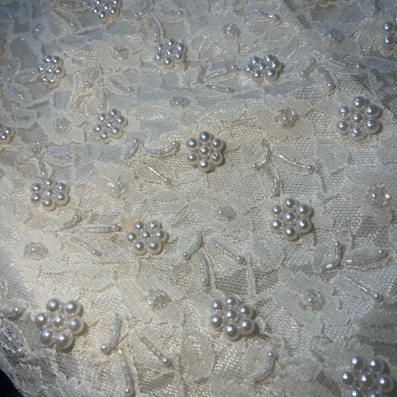 STUNNING Antique white lace and pearl wedding gown. - Picture 4 of 7